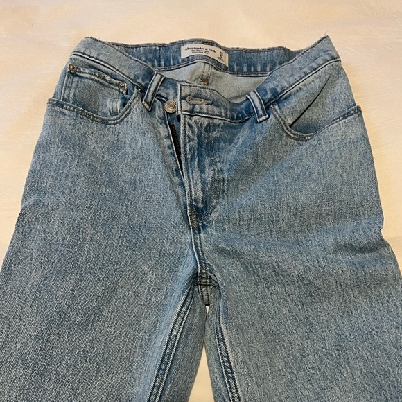 Abercrombie The 90’s Straight Ultra High Rise - Picture 2 of 3